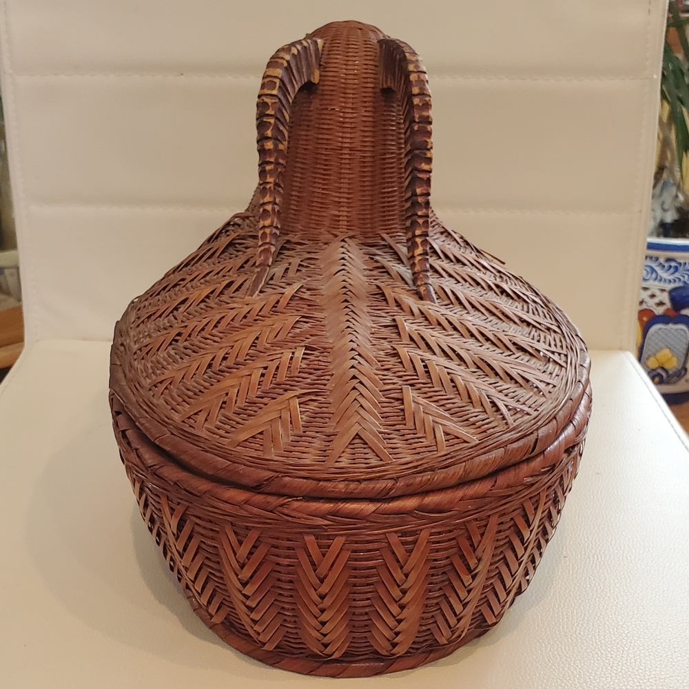 Vintage Handwoven Animal Basket - Picture 4 of 16